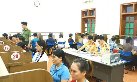 Công an tỉnh Tuyên Quang tổ chức kỳ sát hạch, cấp giấy phép lái xe đầu tiên