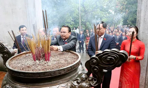 Đại biểu dự Đại hội Đảng bộ tỉnh Phú Thọ lần thứ I dâng hương tưởng niệm các Vua Hùng