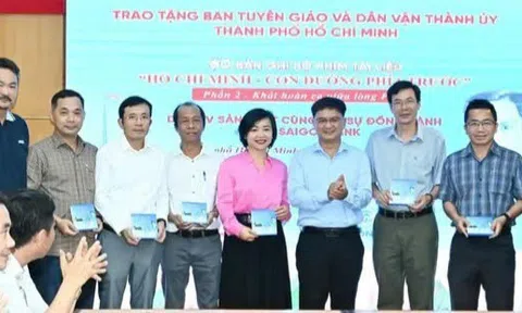 TP Hồ Chí Minh tiếp nhận bản ghi phần 2 phim tài liệu “Hồ Chí Minh - Con đường phía trước”