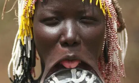 Người Mursi và câu chuyện đĩa môi: Văn hóa kỳ lạ hay di sản cần bảo tồn