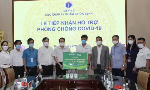 Nutifood và ông bầu trao tặng sản phẩm dinh dưỡng cho y bác sĩ tuyến đầu và bệnh nhân mắc Covid-19