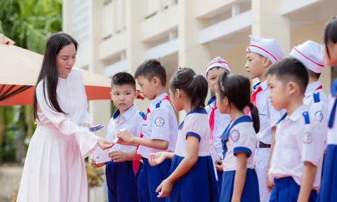 Hoa hậu Ánh Tuyết trao tặng 60 xuất quà cho học sinh nhân dịp tựu trường