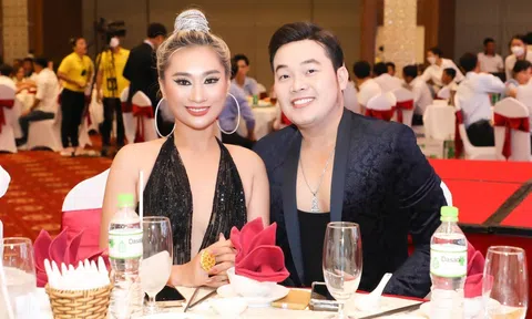 Hoa hậu thiện nguyện Trịnh Lan Trinh thân mật cùng ca sĩ Khánh Bình tại sự kiện