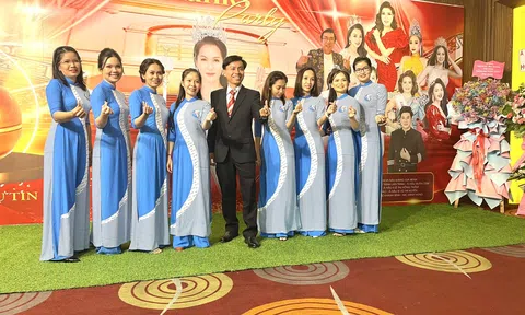 Tập thể Công ty TNHH SX và TM Anh Tuấn chúc mừng Tân Hoa hậu Võ Thị Ngọc Giàu