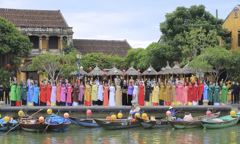 Thí sinh Hoa hậu Doanh nhân Việt Nam 2022 trình diễn BTS Áo Dài Xưa tại phố cổ Hội An