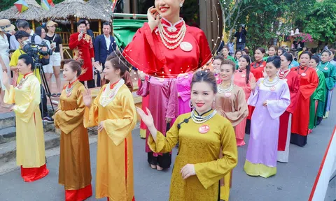 Thần thái chuyên nghiệp của doanh nhân Kelly Ngọc trong phần diễn áo dài tại Phố cổ Hội An