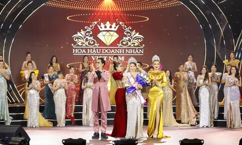 Hoa hậu thiện nguyện Lan Trinh gợi cảm ngồi ghế nóng chấm thi Hoa hậu doanh nhân Việt Nam 2022