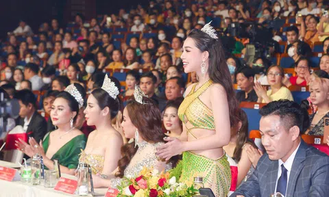 Á hậu Thảo Nguyễn khoe đường cong nóng bỏng trong đêm chung kết Hoa hậu Doanh nhân Việt Nam 2022