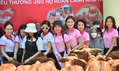 Trưởng BTC Đặng Gia Bena trao bò giống cho bà con khó khăn tại huyện Hòa Vang