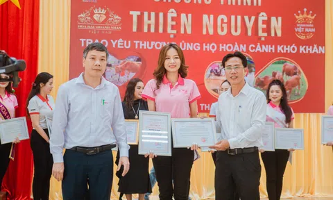 Top 30 HHDN Việt Nam 2022 - Nguyễn Thị Nhiên tham gia trao tặng bò cho hộ gia đình khó khăn tại huyện Hòa Vang