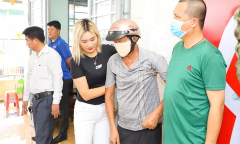 Hoa hậu thiện nguyện Trịnh Lan Trinh trao quà hỗ trợ những hoàn cảnh khó khăn nhân mùa Vu Lan