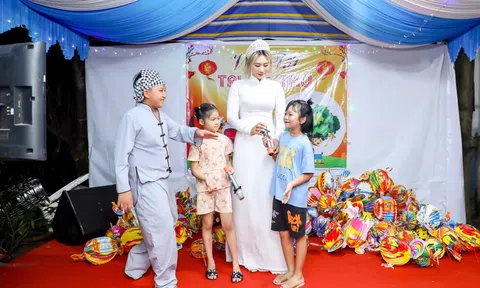 Hoa hậu thiện nguyện Trịnh Lan Trinh vui Tết Trung Thu cùng các em thiếu nhi