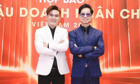Hồ Nhật Huy và Ngọc Sơn thân thiết tại họp báo ra mắt Hoa hậu Doanh nhân Châu Á Việt Nam 2022