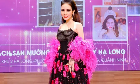 Á hậu Lê Thị Hồng Thắm khoe xương quai xanh quyến rũ tại sự kiện
