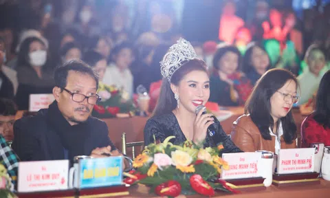 Hoa hậu Phạm Minh Phi rạng rỡ chấm thi chung kết “Duyên dáng áo dài Hoa”