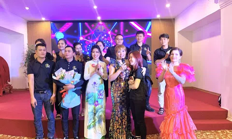 Doanh nhân Phạm Thị Đào tặng hợp đồng bảo hiểm hơn 1 tỷ cho thành viên ekip Hoa hậu Doanh nhân Châu Á Việt Nam 2022