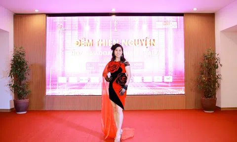 Thí sinh Phạm Thị Kim Oanh đấu giá thành công trang phục công sở trong đêm thiện nguyện Hoa hậu Doanh nhân Châu Á Việt Nam 2022