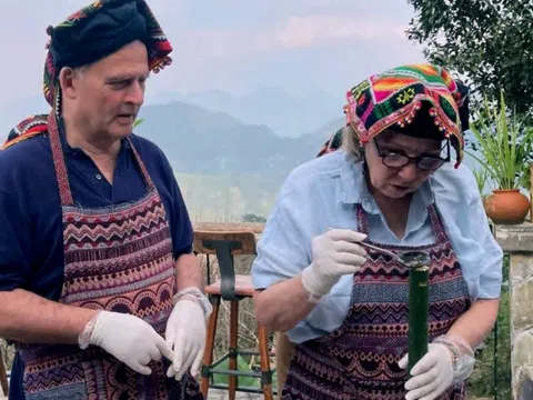 Du khách quốc tế mê mẩn trải nghiệm làm cơm lam giữa đại ngàn Pù Luông, Thanh Hóa