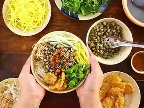 Cơm hến Cố đô Huế: Bản giao hưởng nồng nàn bên dòng Hương Giang