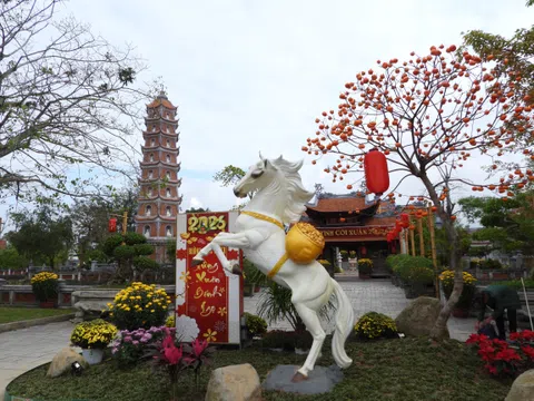 Quảng Trị: Linh vật bạch mã cõng kim nguyên bảo: Biểu tượng văn hóa cổ truyền tại chùa Hoằng Phúc