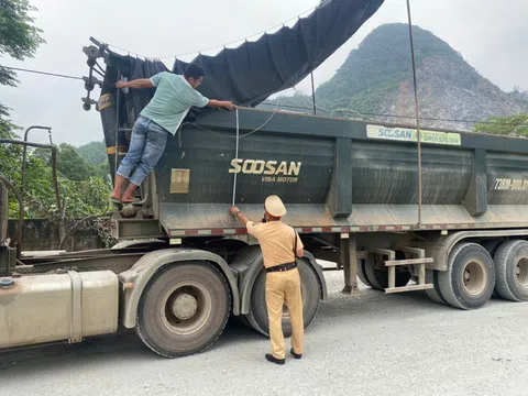 Quảng Trị: Cảnh sát giao thông siết chặt kiểm tra, xử lý vi phạm trong hoạt động vận chuyển khoáng sản