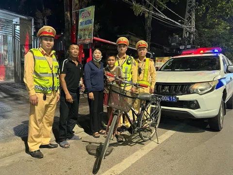 Quảng Trị: Cảnh sát giao thông giúp cháu bé đi lạc 150 km đoàn tụ với gia đình trong đêm tại Hà Tĩnh