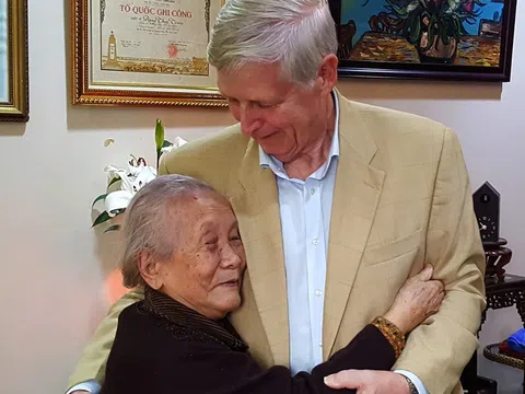 Về Bắc Ninh quê vợ, đến thăm nhà mẹ Doãn Ngọc Trâm và ra nghĩa trang viếng mộ Anh hùng Liệt sĩ Đặng Thùy Trâm...