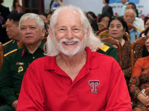 Ron Milam - Người đàn ông áo đỏ, có nụ cười thân thiện và say mê