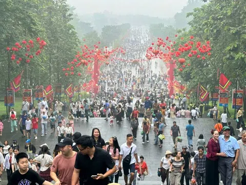 Phú Thọ: Mưa lớn, dòng người vẫn đổ về Đền Hùng; lực lượng công an đội mưa giữ nhịp hành hương thông suốt