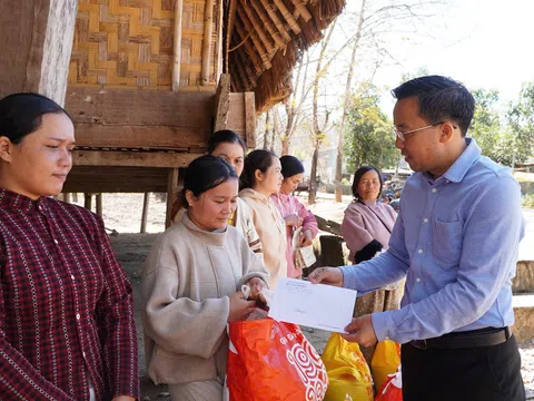 Quảng Ngãi: Mang Tết đến cho người dân vùng lũ