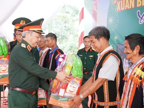 Những người lính Binh đoàn 15 đi mở đường giúp dân xóa đói