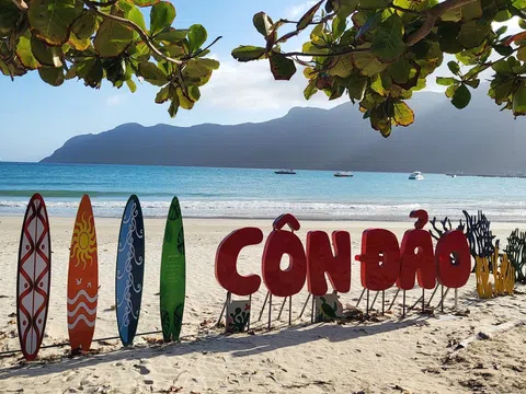 Côn Đảo mùa xuân – nơi biển biếc hóa thành lời thề trước mộ cô Sáu