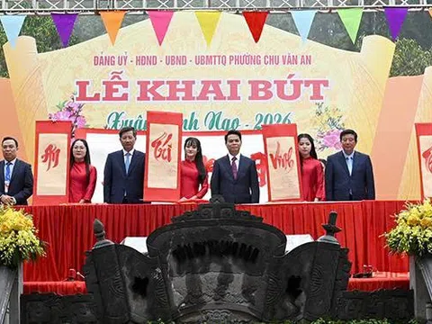 Khai bút đầu xuân nơi đền thầy Chu Văn An