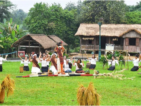 Tái hiện Lễ mừng lúa mới của đồng bào Chu Ru