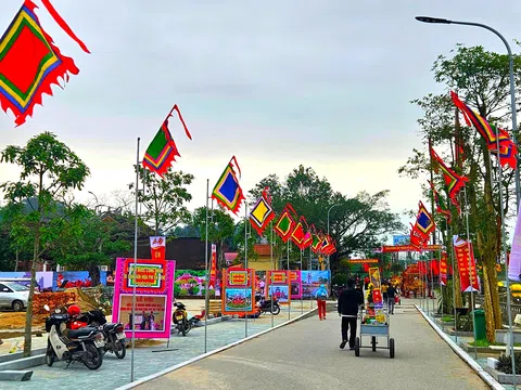 Nghệ An: Chưa đến chính hội vẫn đông người đến thắp hương đền ông Hoàng Mười