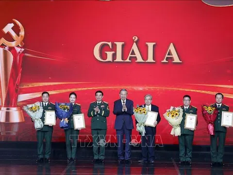 Trao giải cuộc thi 'Vững bước dưới cờ Đảng'