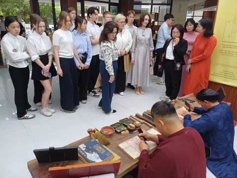 Hà Nội: Khai mạc chuyên đề "Thưởng lãm Châu phê - Lưu dấu Mộc bản" triều Nguyễn