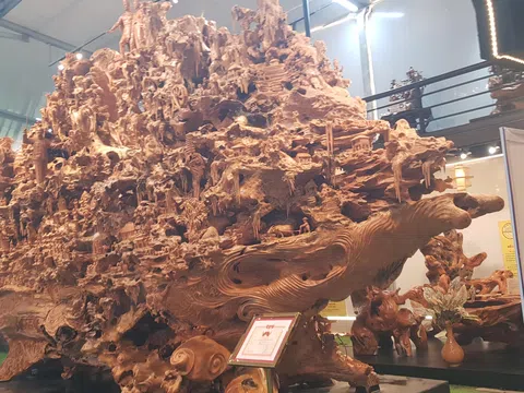 Tác phẩm điêu khắc Non bộ "Cội nguồn" từ gỗ lũa được tôn vinh, lan tỏa giá trị văn hóa Việt