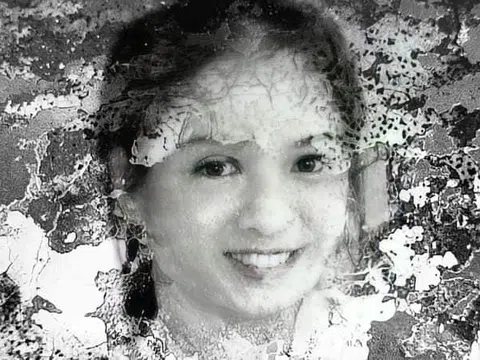 Tấm ảnh cô gái ở ngôi mộ liệt sĩ tập thể