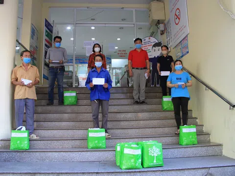 Phường Nguyễn Thái Bình tiếp tục trao 71 phần quà  cho hộ nghèo, cận nghèo, hộ có hoàn cảnh khó khăn