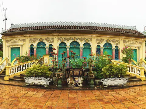 Thăm nhà cổ miền Tây Đô