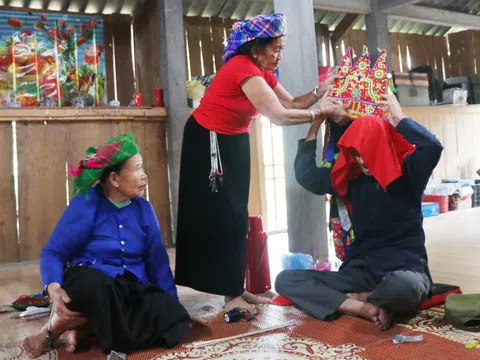 Lào Cai: Người thêu “bảo bối” của thầy Then