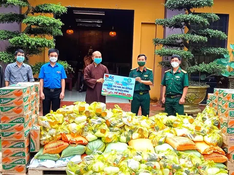 Thanh niên Bình Phước thể hiện tình yêu Tổ quốc, hỗ trợ người dân và Phật tử gặp khó trong bão dịch