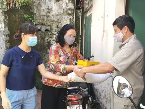 Nhóm thiện nguyện Ong Chăm trao tặng 730 suất quà cho người có hoàn cảnh khó khăn trên địa bàn quận Thanh Xuân