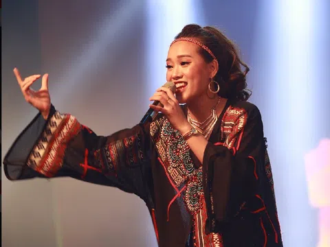 Nữ ca sĩ dân tộc Tày ra MV động viên “chiến sĩ áo trắng”