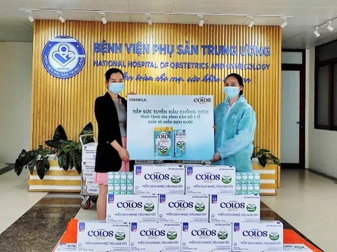 Vinamilk trao tặng 50.000 sản phẩm Vinamilk ColosGold cho con em cán bộ y bác sĩ tuyến đầu