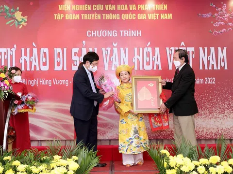 Nghệ nhân Thanh Đồng Dương Thị Hà My bền bỉ giữ lửa nghệ thuật chầu văn.