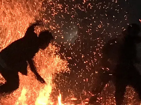 Đến Lâm Bình xem nhảy lửa!