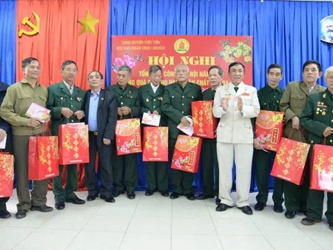 Bắc Giang: Tặng quà Tết cho nạn nhân chất độc Da cam ở huyện Việt Yên