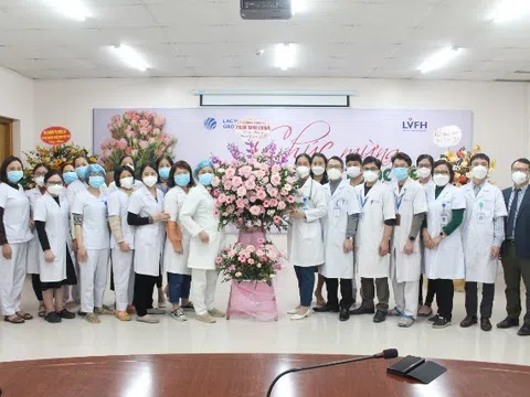Vĩnh Phúc: Bệnh viện hữu nghị Lạc Việt nhận hoa chúc mừng của Thủ tướng Chính phủ